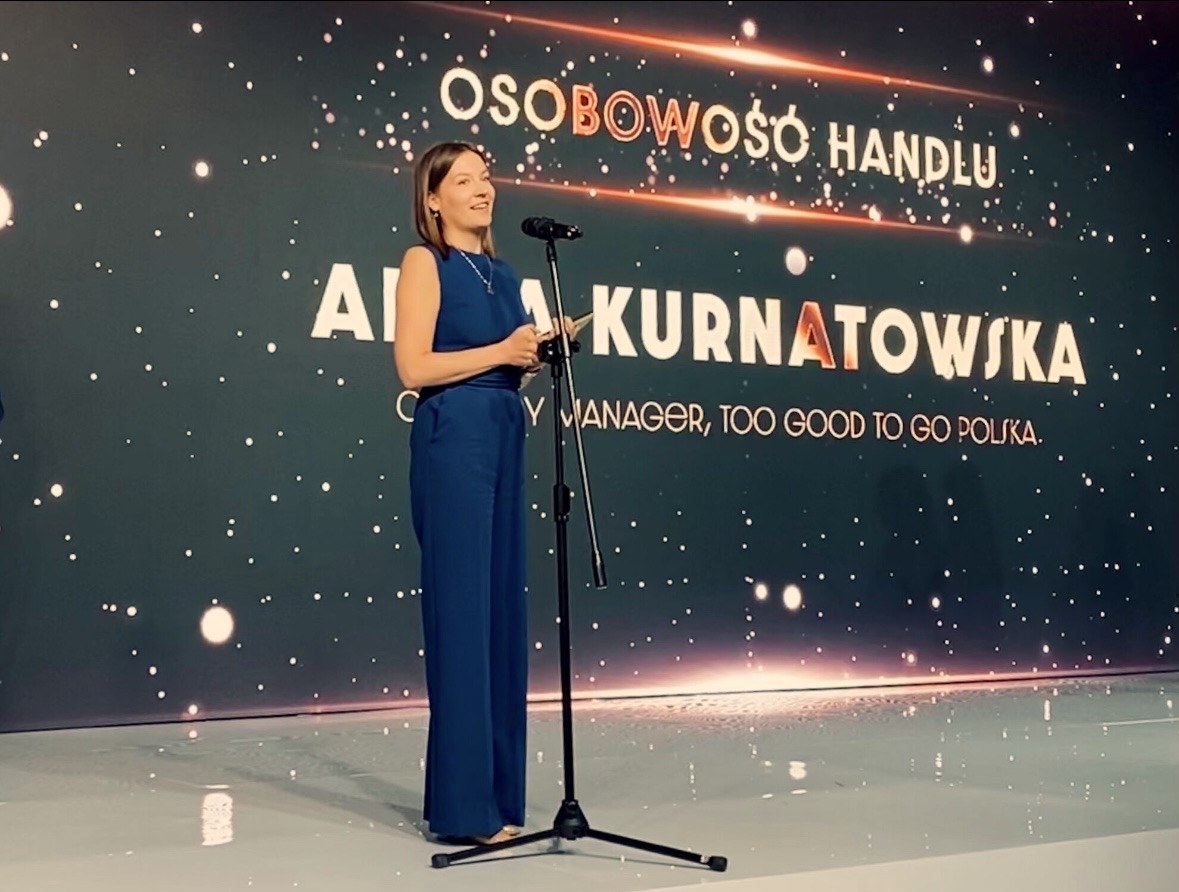 Anna Kurnatowska mówiąca z mikrofonu podczas gali Osobowość Handlu