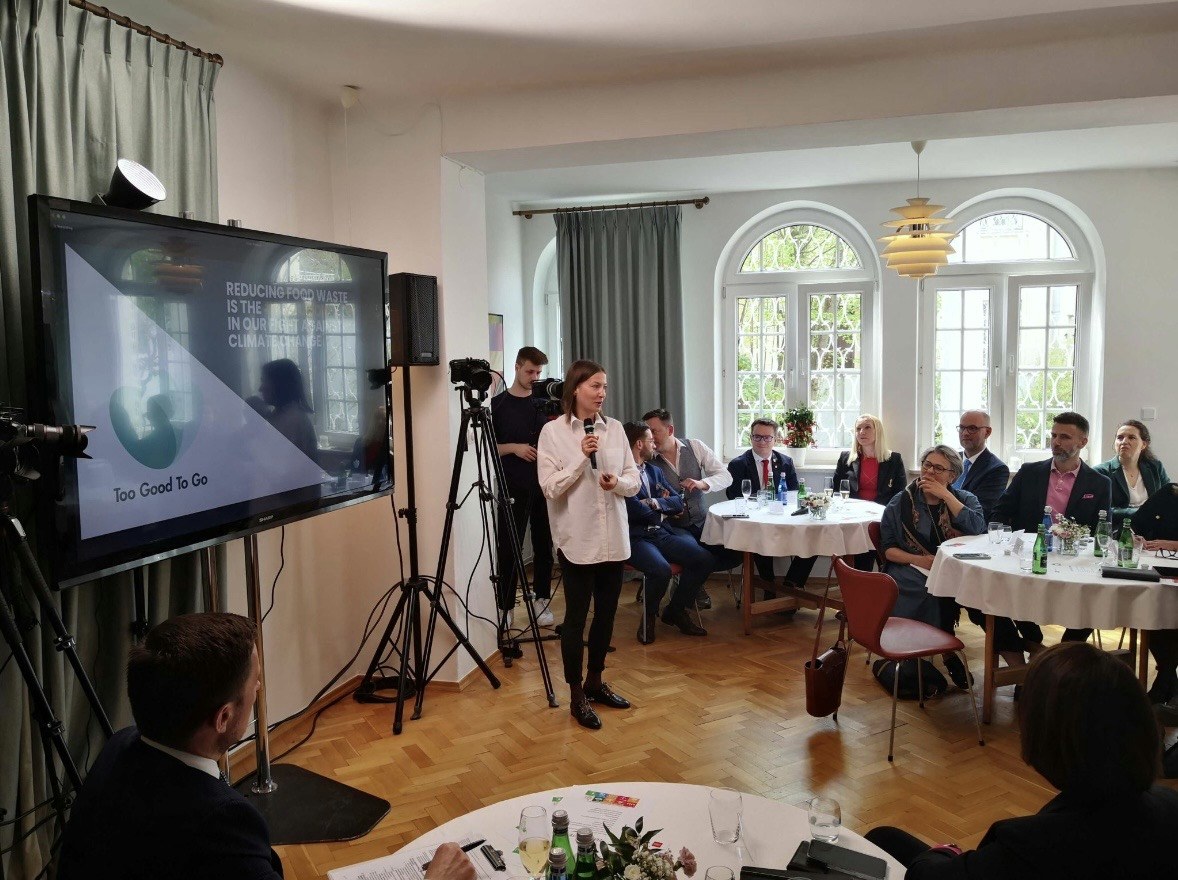 Anna Kurnatowska z mikrofonem podczas przemówienia przed zaproszonymi gośćmi